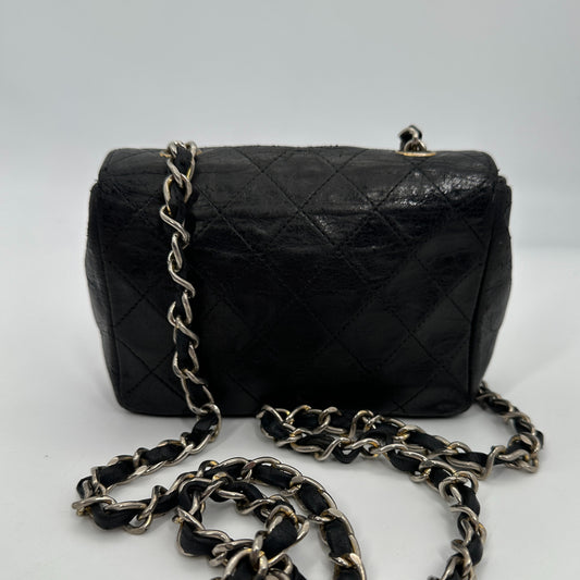 Chanel Mini Flap Bag schwarz Lammleder / akzeptabel Chanel
