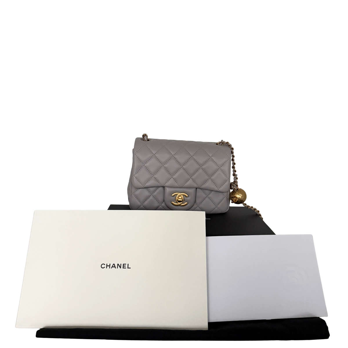 Chanel Kleine Pattentasche Lammleder und goldfarbenes Metall Hellgrau / neuwertig Chanel