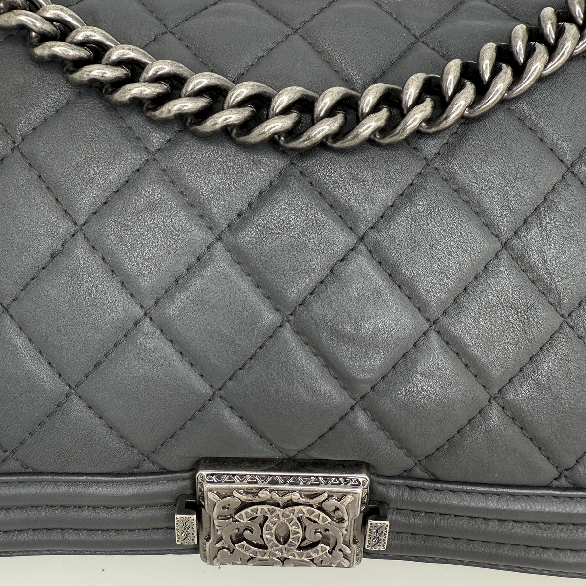 Chanel Paris-Dallas Boy Flap Lammleder dunkelgrau / sehr gut Chanel
