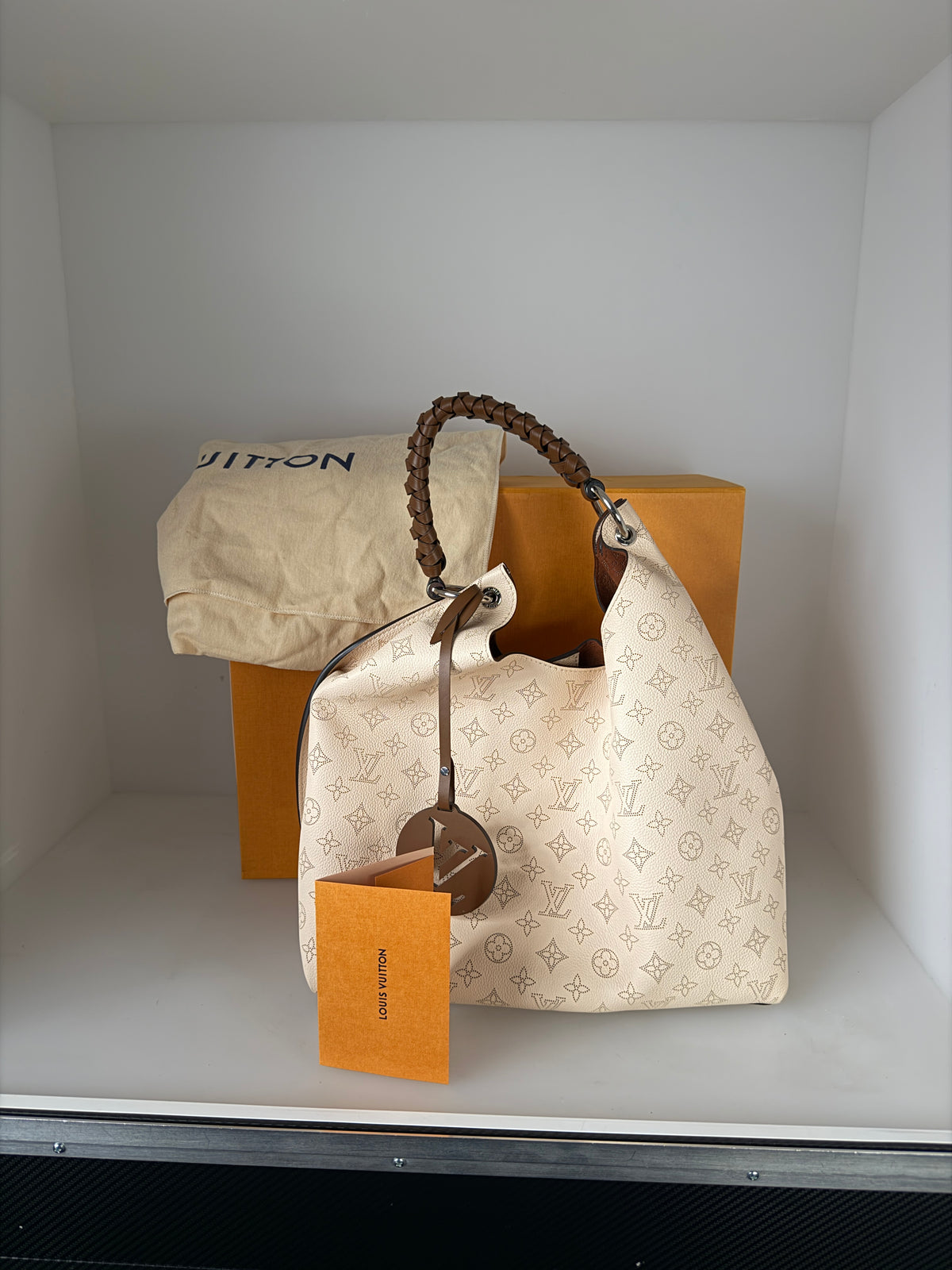 Louis Vuitton Carmel Hobo Mahina leer Crème Beige zilver
