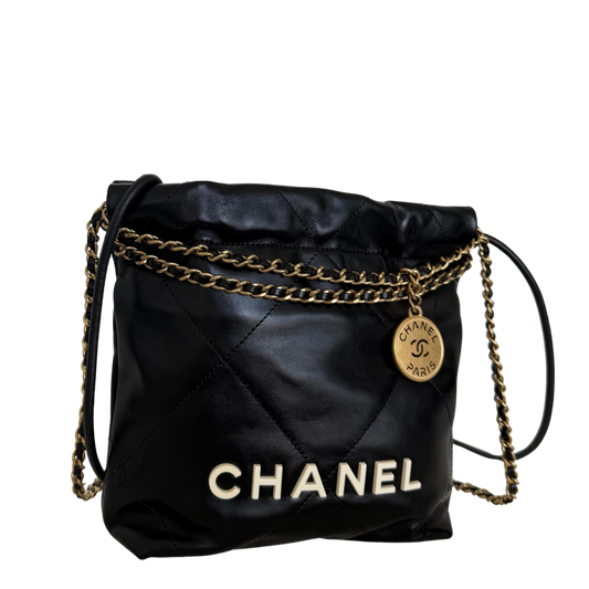 Chanel Kleine Chanel 22 Tasche Schwarz aus Kalbsleder goldene Hardware / neuwertig Chanel
