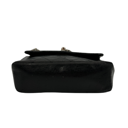 Chanel Mini Flap Bag schwarz Lammleder / akzeptabel Chanel