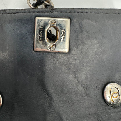 Chanel Mini Flap Bag schwarz Lammleder / akzeptabel Chanel