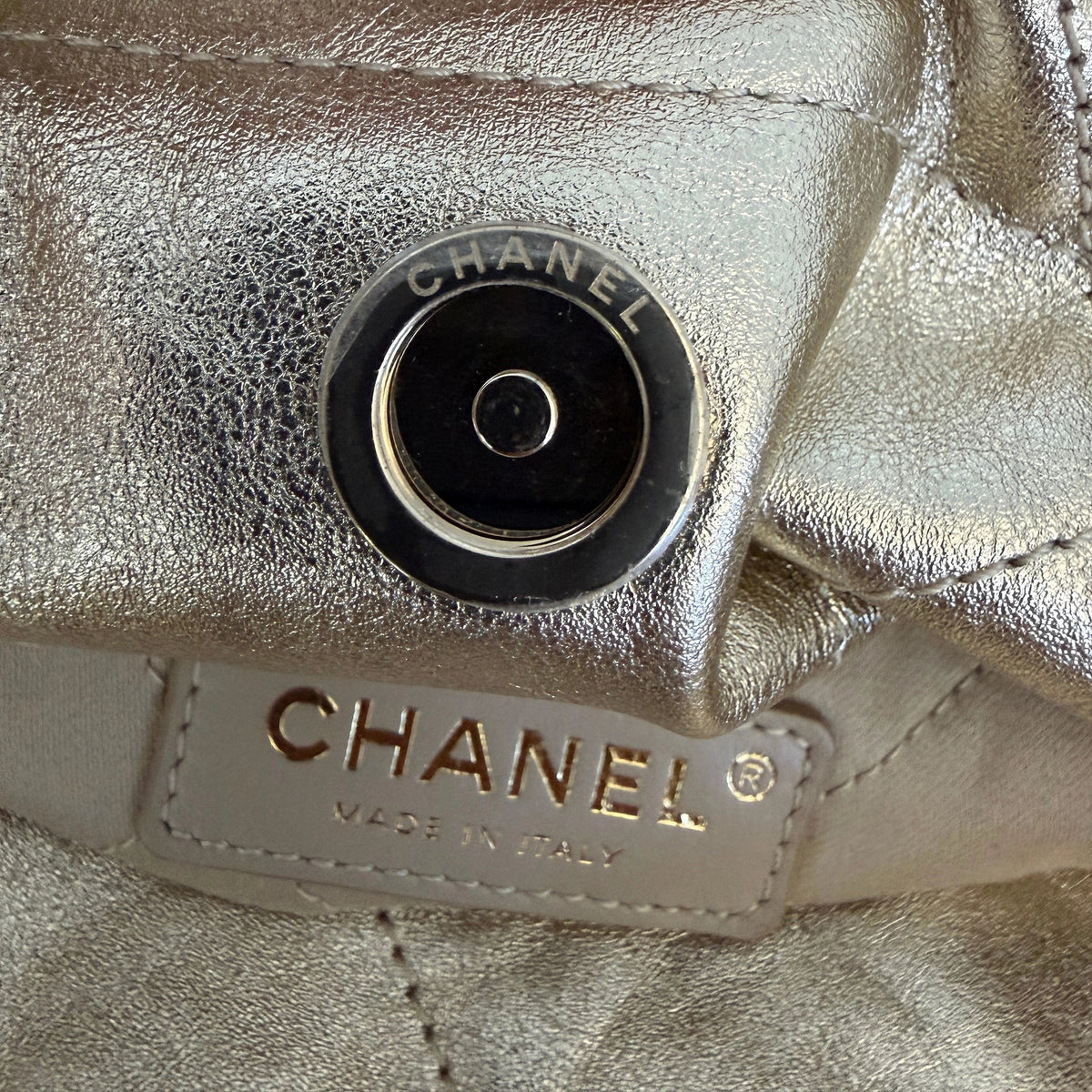 Chanel 22 mittelgroße Hobo Bag gold, goldene Hardware Fullset / sehr gut Chanel
