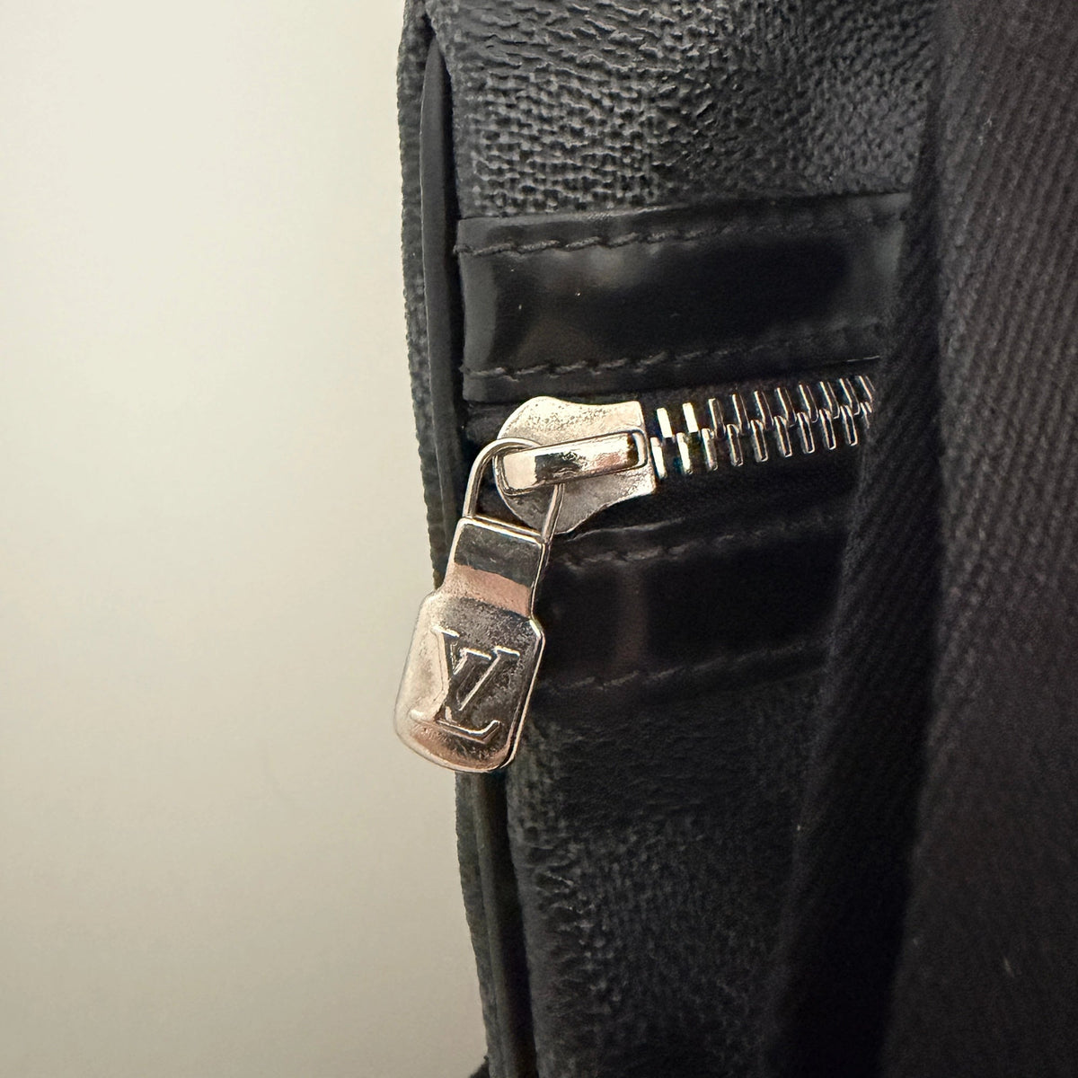 Louis Vuitton Thomas Damier Graphite Canvas Messenger Bag / gut Louis Vuitton