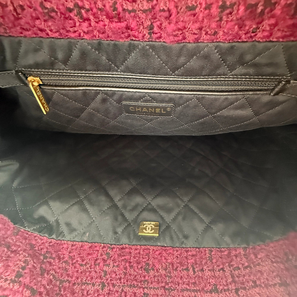 Chanel 22 mittelgroße Hobobag aus Tweed Burgunderrot goldene Hardware / neuwertig Chanel