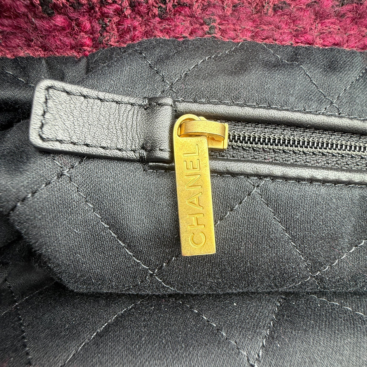 Chanel 22 mittelgroße Hobobag aus Tweed Burgunderrot goldene Hardware / neuwertig Chanel