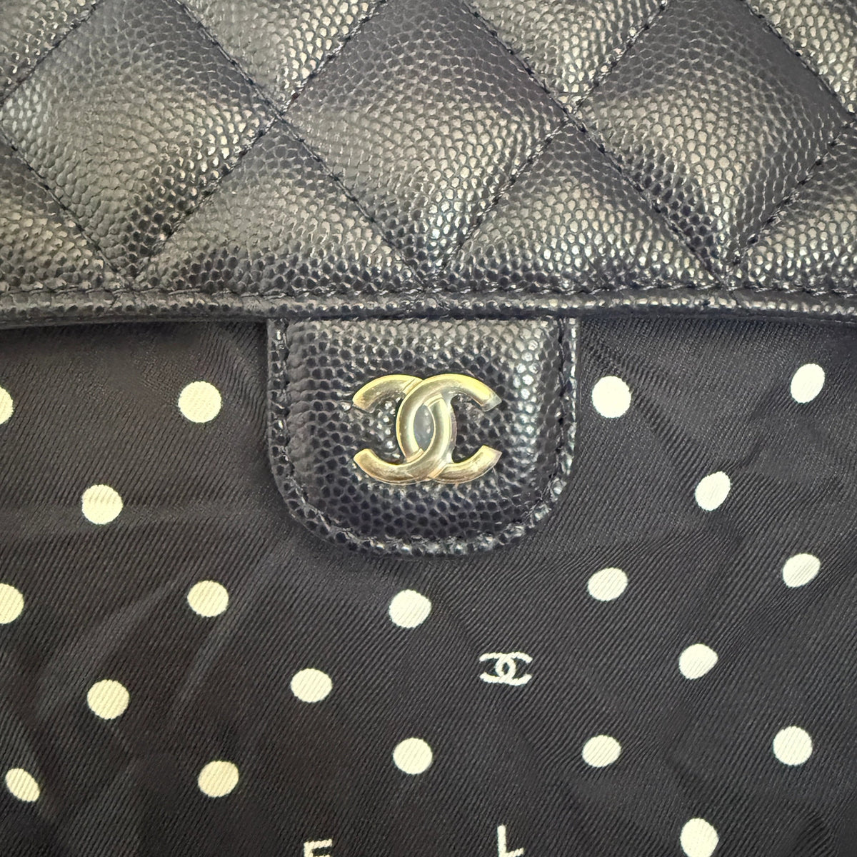 Chanel Quilted Foldable Chain Tote Bag Caviar mit Polka Dots Navyblau / neuwertig Chanel