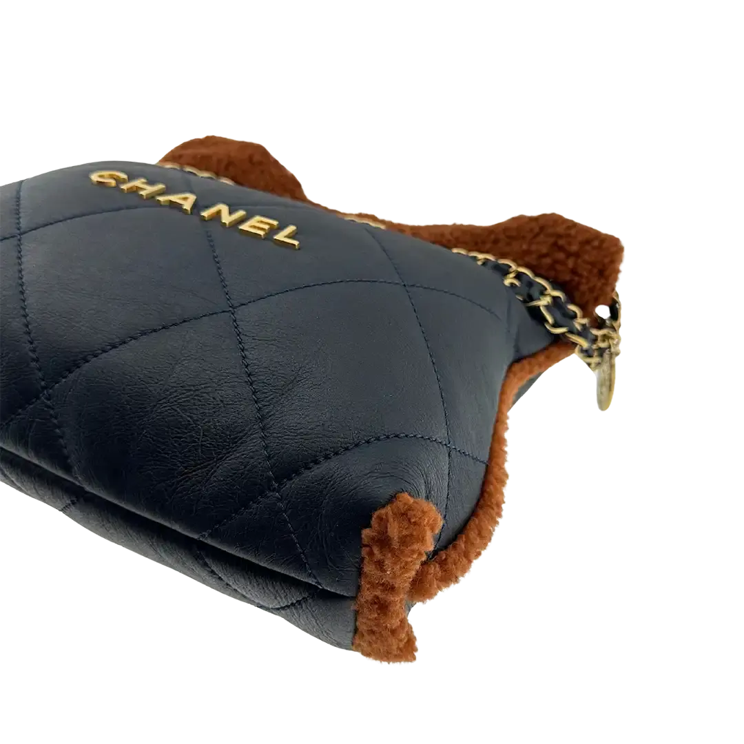 Chanel 22 kleine Hobobag aus Lammleder mit Lammfell / neuwertig Chanel