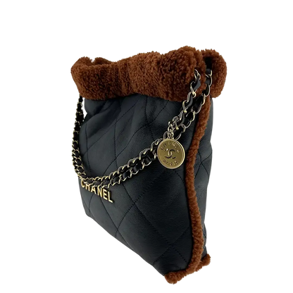 Chanel 22 kleine Hobobag aus Lammleder mit Lammfell / neuwertig Chanel