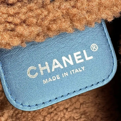 Chanel 22 kleine Hobobag aus Lammleder mit Lammfell / neuwertig Chanel