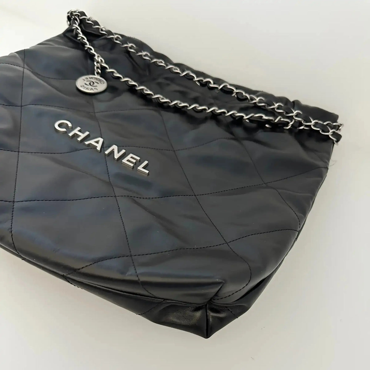 Chanel 22 mittelgoße Hobobag schwarz silberne Hardware 2024 Fullset / neuwertig Chanel