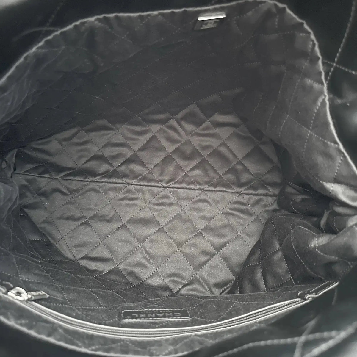 Chanel 22 mittelgoße Hobobag schwarz silberne Hardware 2024 Fullset / neuwertig Chanel