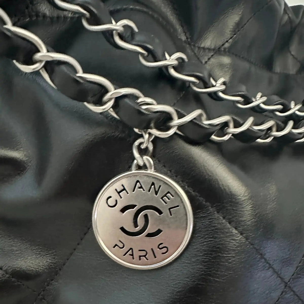 Chanel 22 mittelgoße Hobobag schwarz silberne Hardware 2024 Fullset / neuwertig Chanel