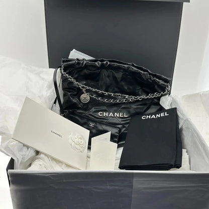 Chanel 22 mittelgoße Hobobag schwarz silberne Hardware 2024 Fullset / neuwertig Chanel