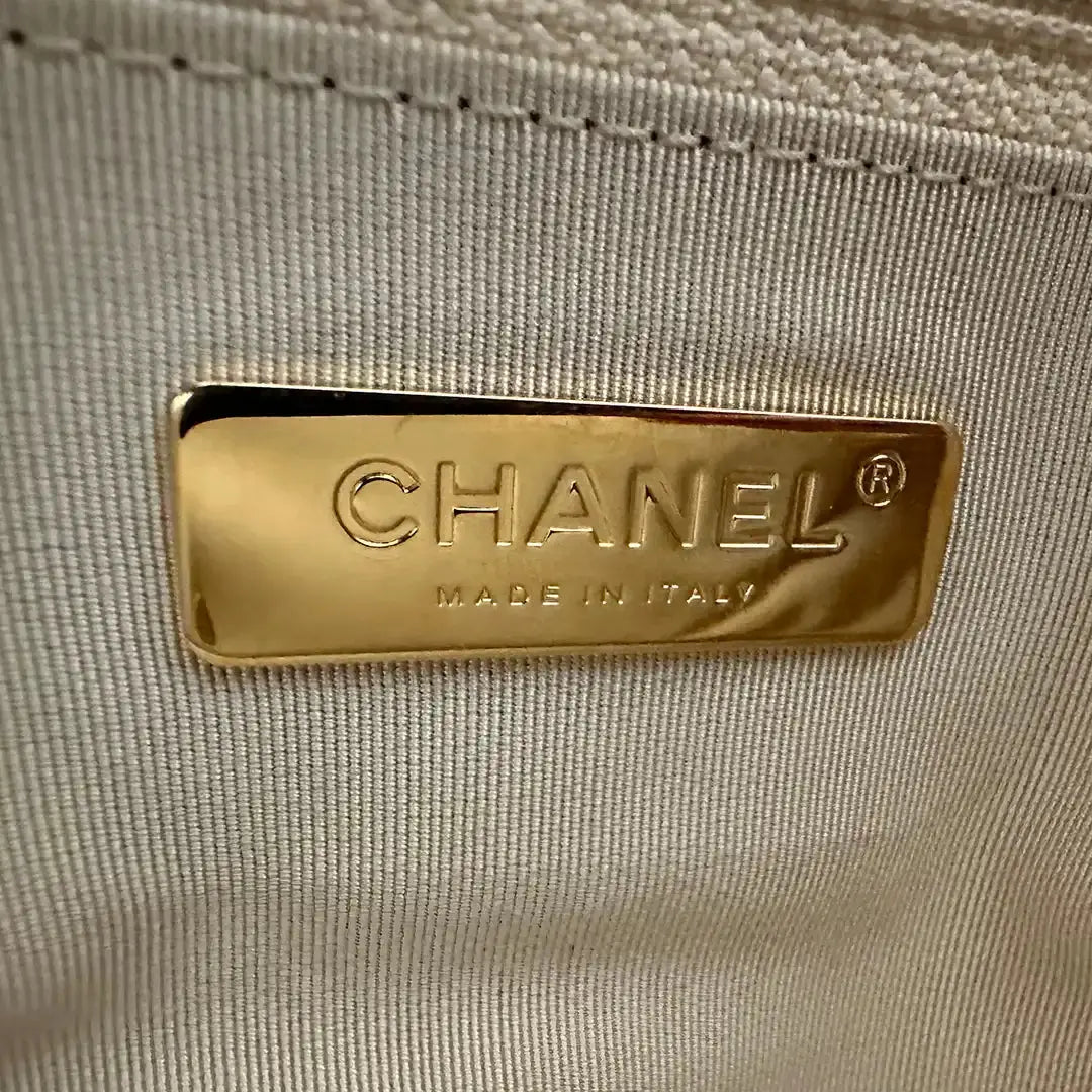 Chanel Chanel 19 Maxitasche Lammleder weiß / sehr gut Chanel