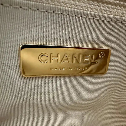 Chanel Chanel 19 Maxitasche Lammleder weiß / sehr gut Chanel