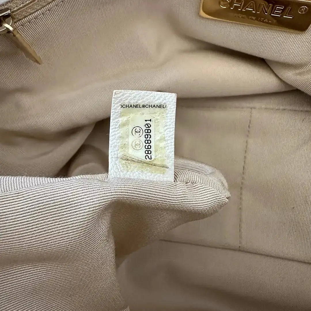 Chanel Chanel 19 Maxitasche Lammleder weiß / sehr gut Chanel