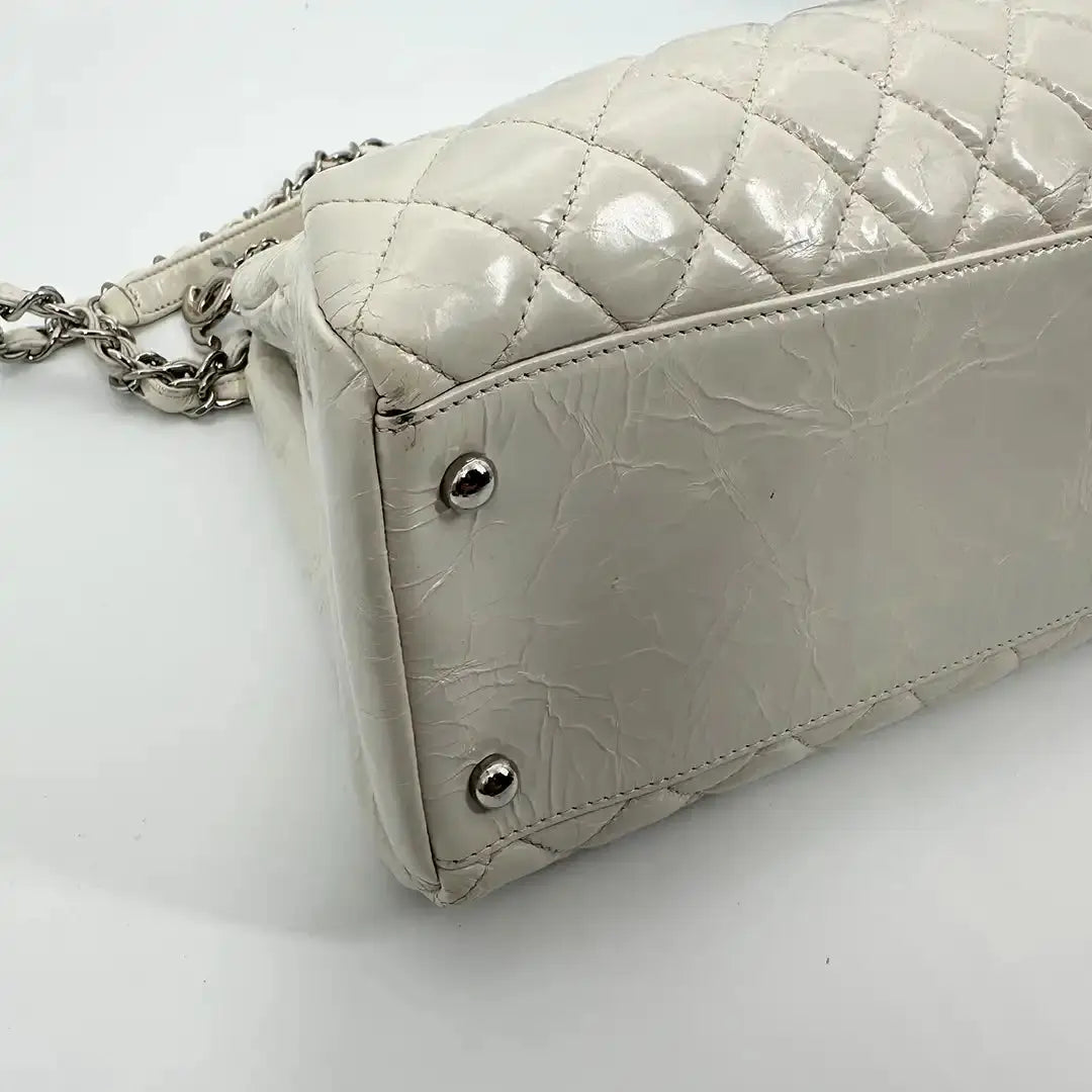 Chanel Mademoiselle Lackleder Tasche weiß / akzeptabel Chanel