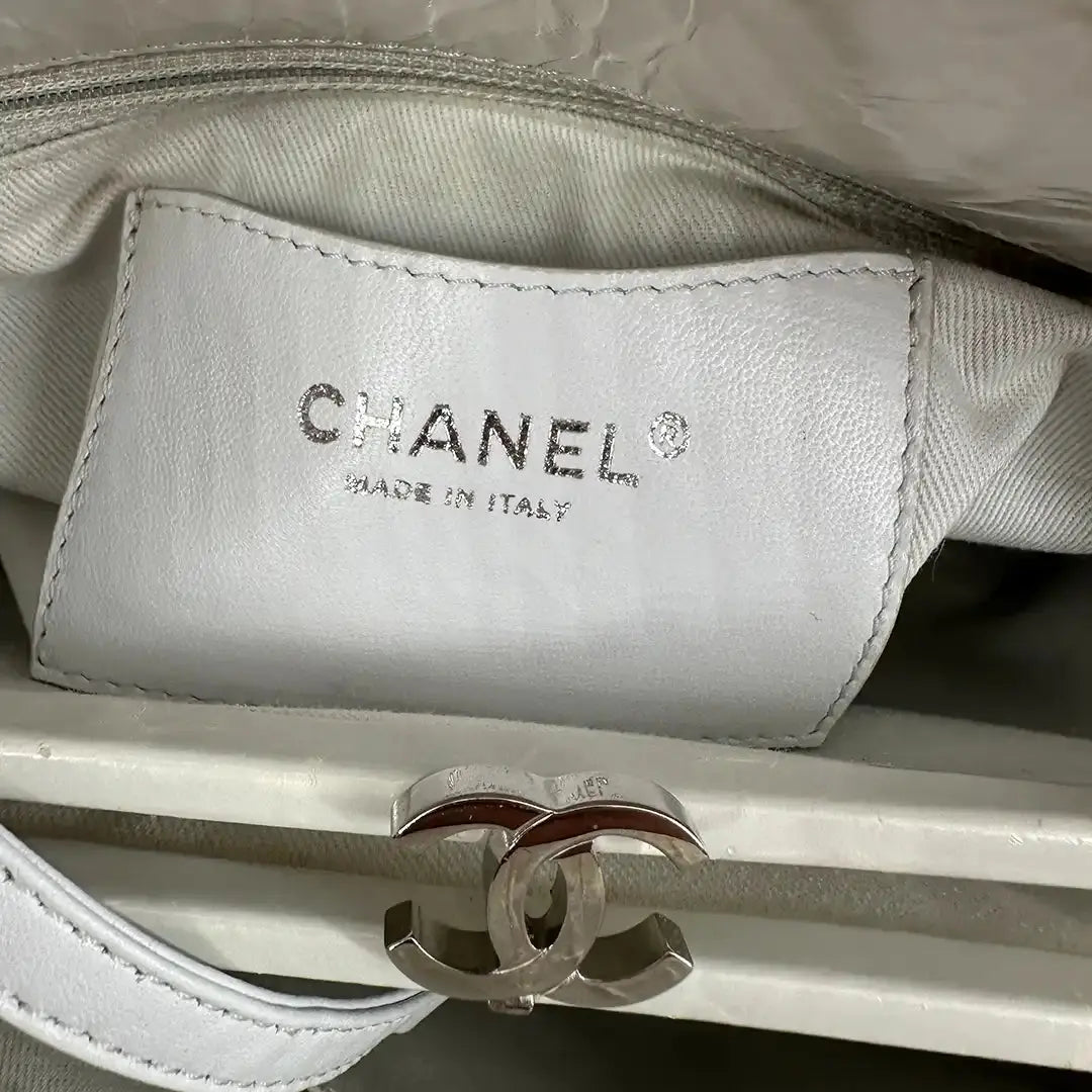 Chanel Mademoiselle Lackleder Tasche weiß / akzeptabel Chanel