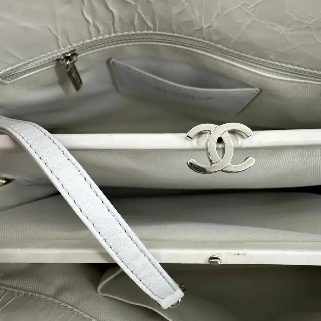 Chanel Mademoiselle Lackleder Tasche weiß / akzeptabel Chanel