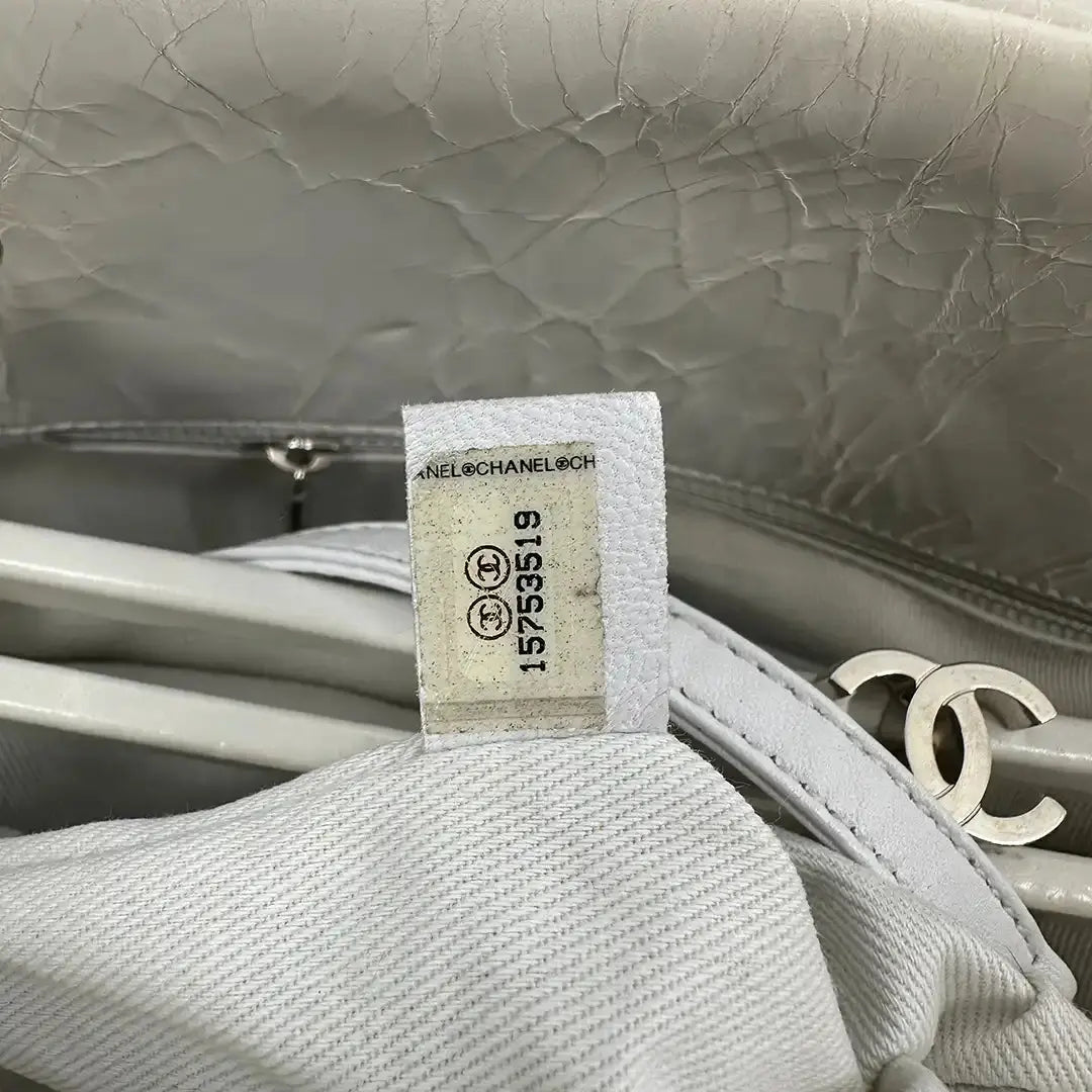Chanel Mademoiselle Lackleder Tasche weiß / akzeptabel Chanel