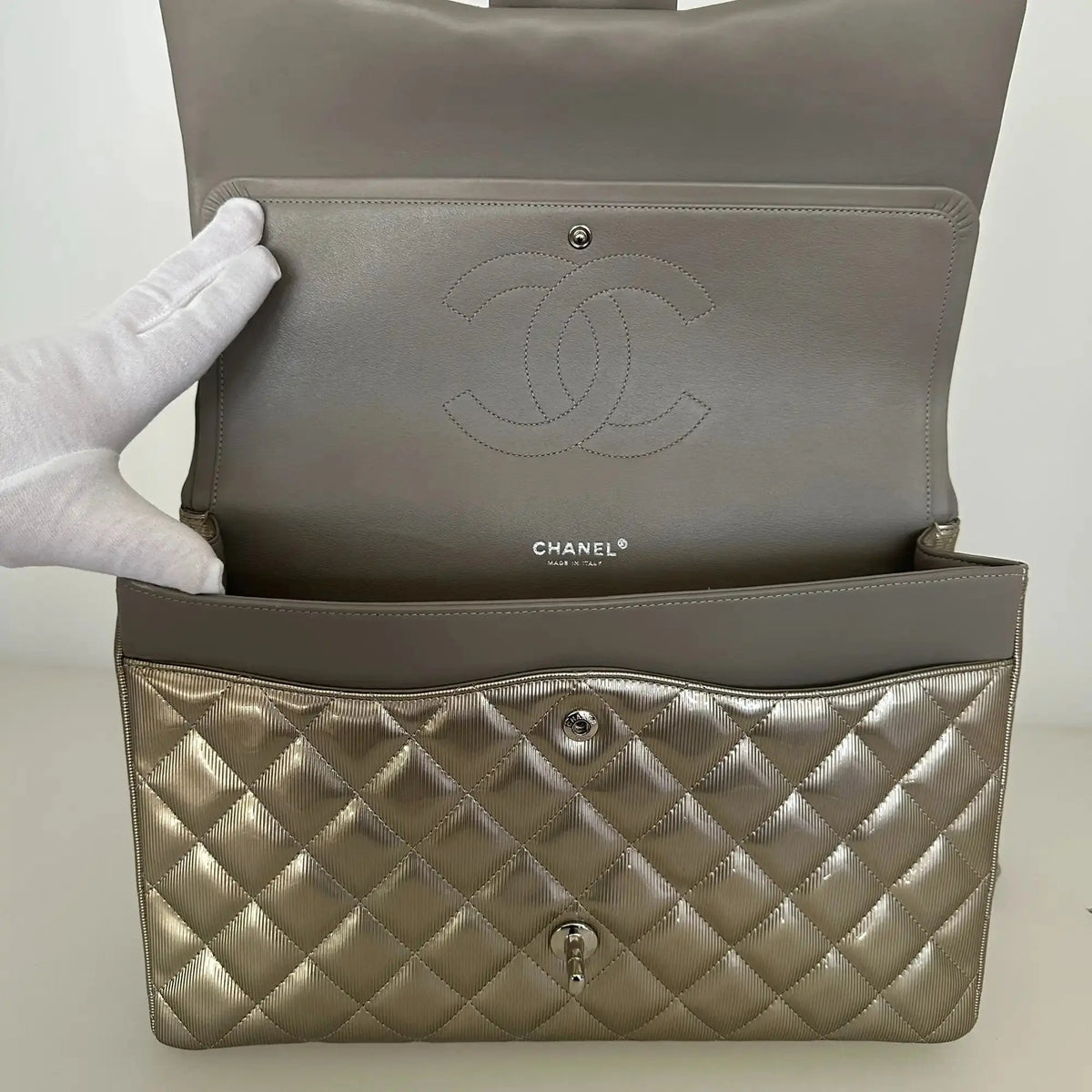 Chanel Timeless Maxi Double Flap Bag Champagner geprägtes Leder mit Iridescent-Finish selten / neuwertig Chanel