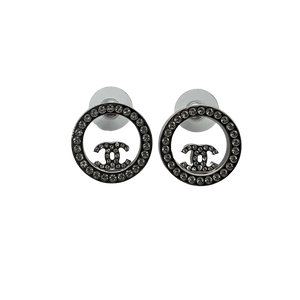 Chanel klassieke CC oorbellen zilver/kristal