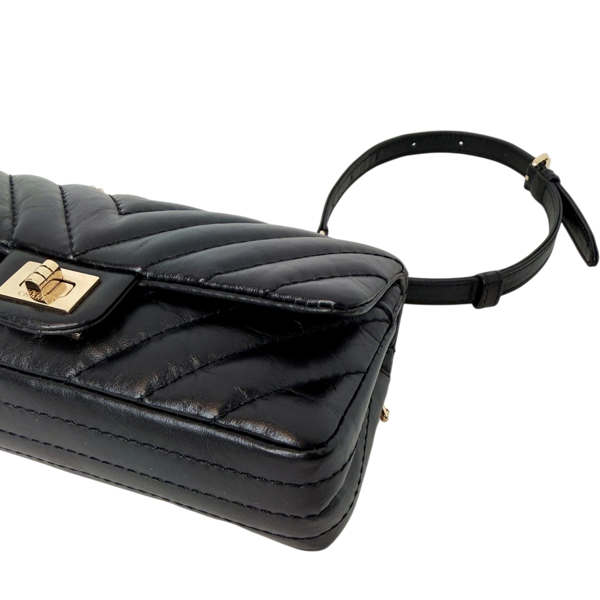 Chanel 2.55 Reissue Belt Bag Chevron Aged Calfskin Schwarz Gold Chanel