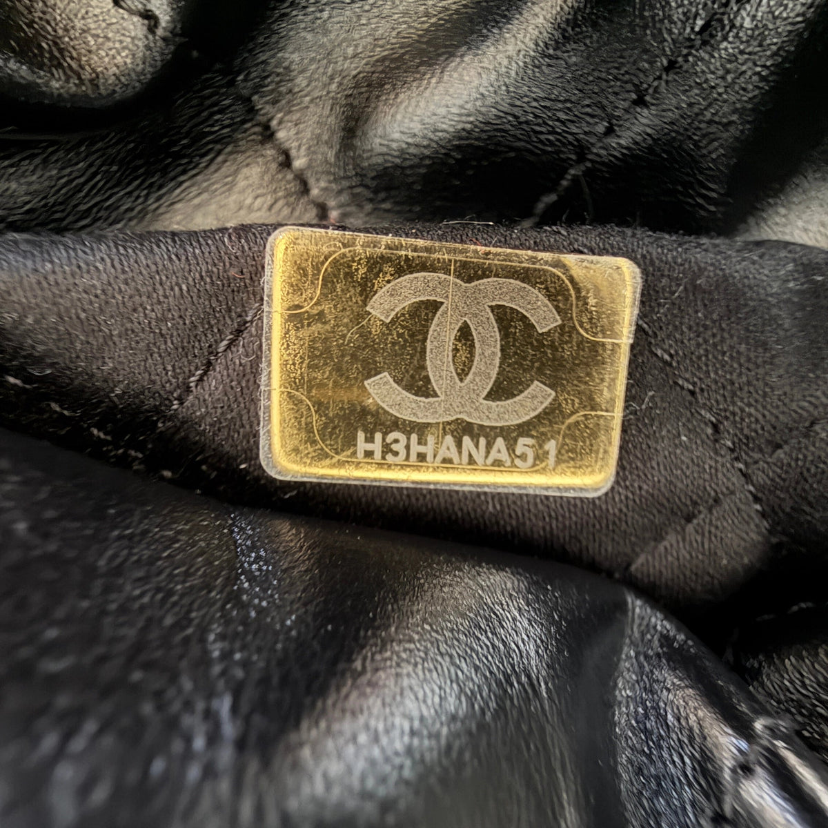 Chanel 22 kleine Hobo Bag Schwarz goldene Hardware / neuwertig Chanel