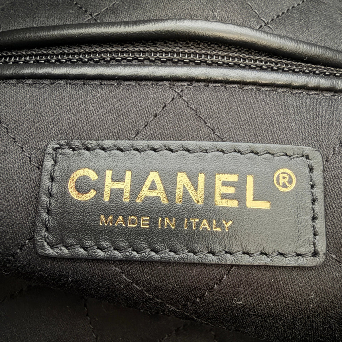 Chanel 22 kleine Hobo Bag Schwarz goldene Hardware / neuwertig Chanel