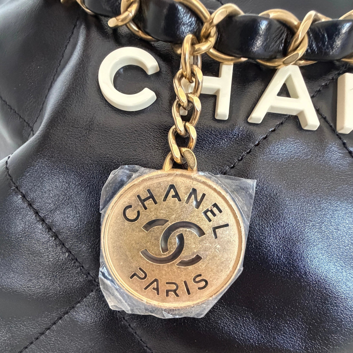 Chanel 22 kleine Hobo Bag Schwarz goldene Hardware / neuwertig Chanel