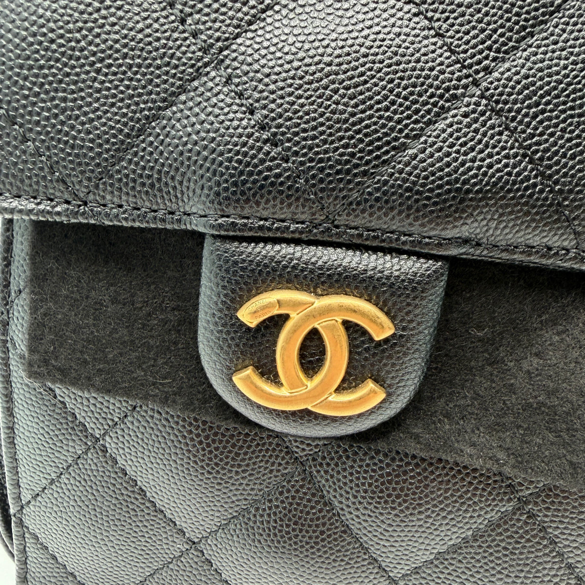 Chanel 25 Kleine Tasche Kaviarleder Schwarz Hardware Gold gealtert – Ansicht 10