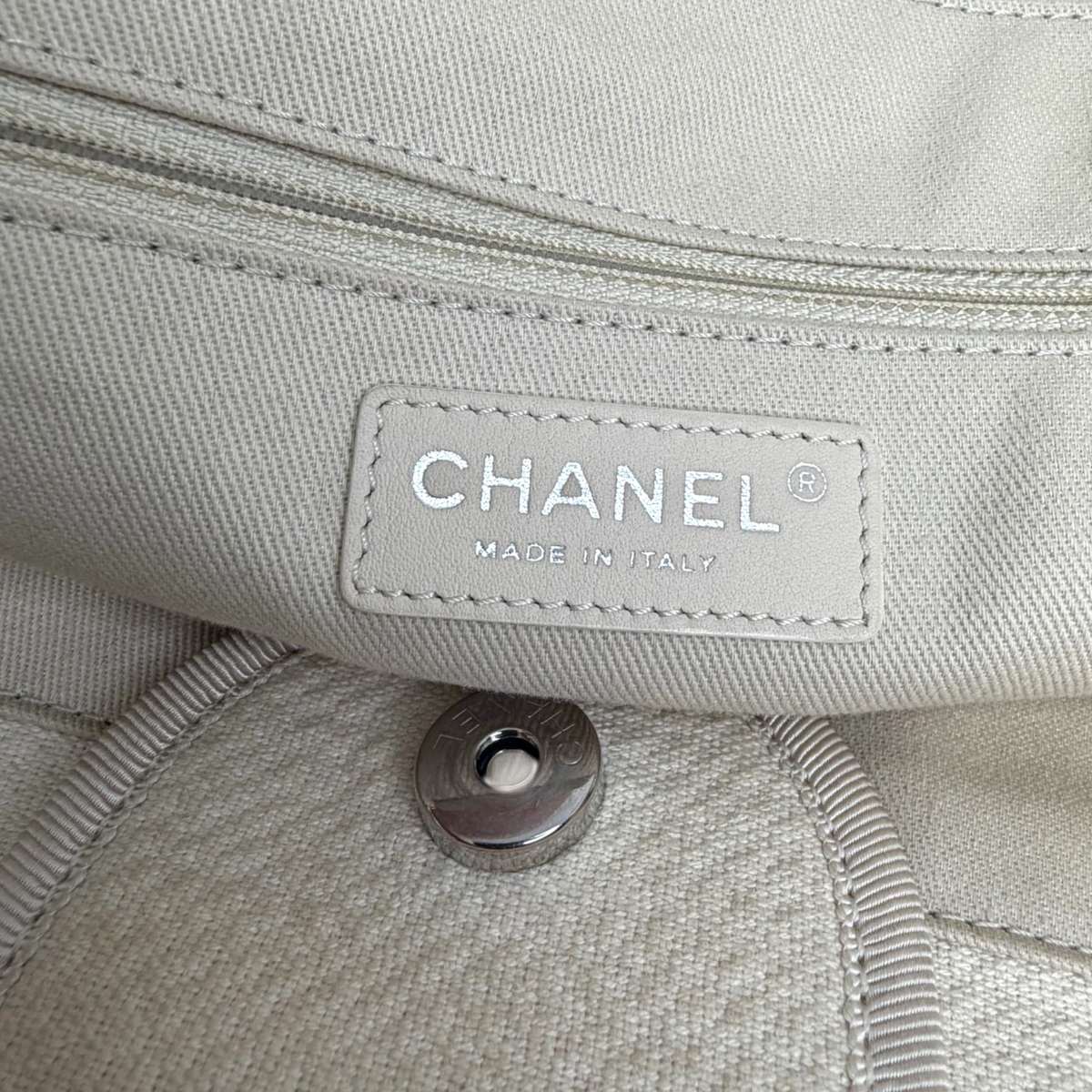 Chanel Deauville mittelgroße Tasche beige silberne Hardware 2022 / gut Chanel