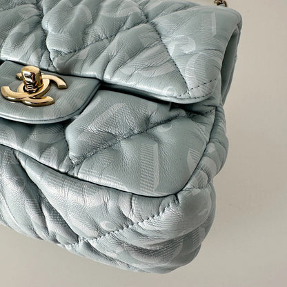 Chanel Mini Flap Bag aus hellblauem Puffer-Lammleder Fullset / neuwertig Chanel