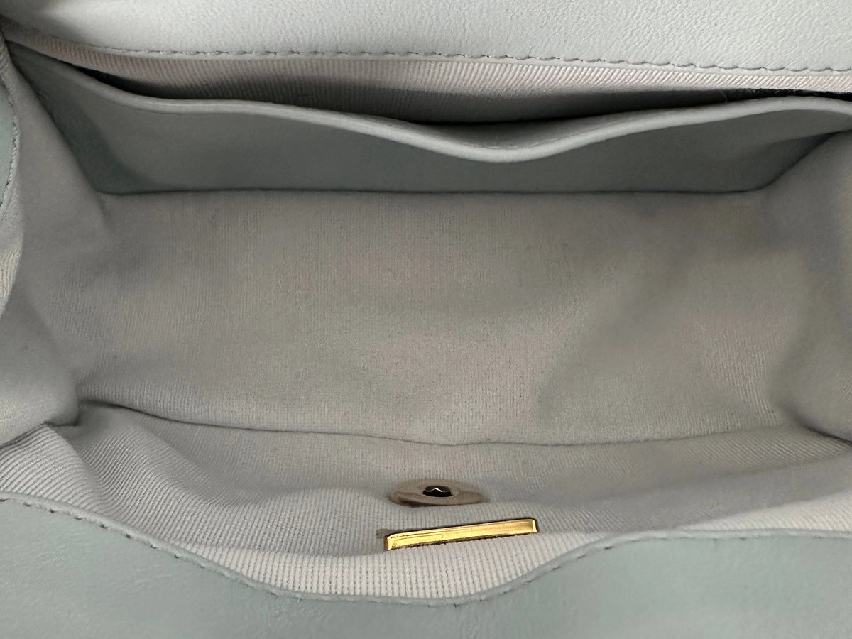 Chanel Mini Flap Bag aus hellblauem Puffer-Lammleder Fullset / neuwertig Chanel