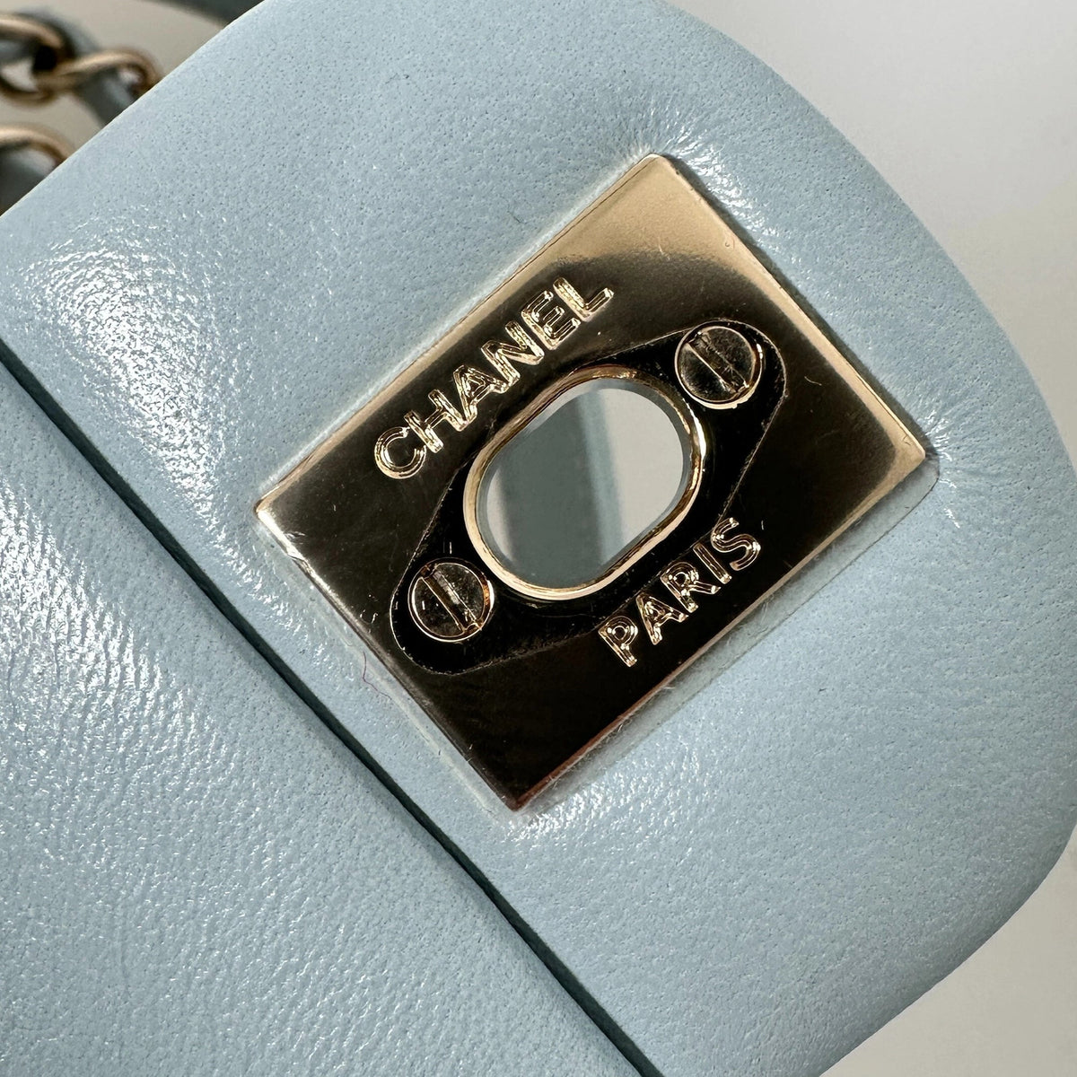Chanel Mini Flap Bag aus hellblauem Puffer-Lammleder Fullset / neuwertig Chanel