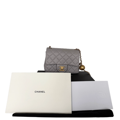 Chanel Kleine Pattentasche Lammleder und goldfarbenes Metall Hellgrau / neuwertig Chanel