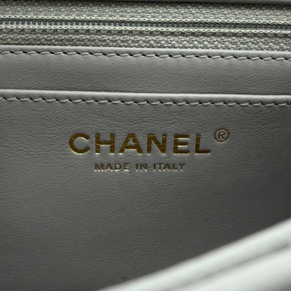 Chanel Kleine Pattentasche Lammleder und goldfarbenes Metall Hellgrau / neuwertig Chanel