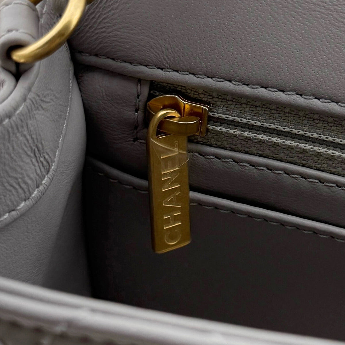 Chanel Kleine Pattentasche Lammleder und goldfarbenes Metall Hellgrau / neuwertig Chanel