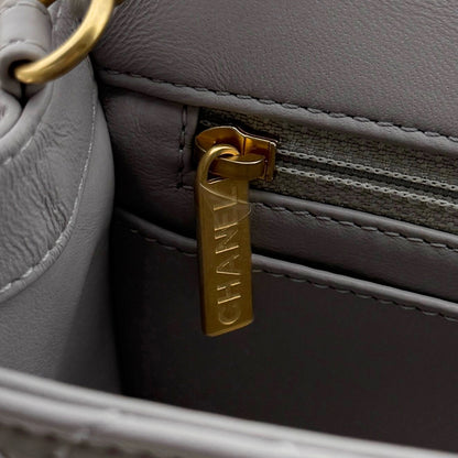 Chanel Kleine Pattentasche Lammleder und goldfarbenes Metall Hellgrau / neuwertig Chanel