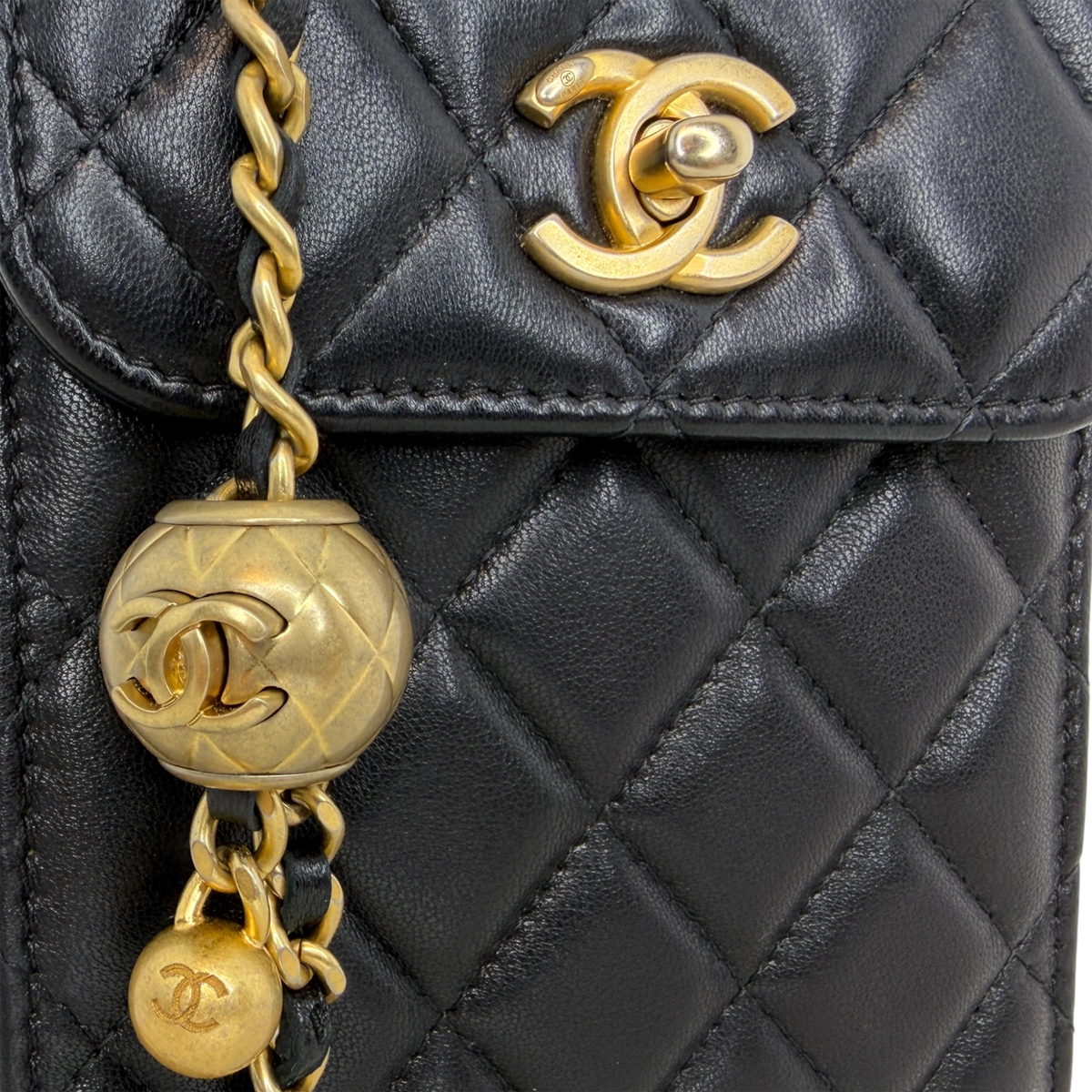 Chanel Pearl Crush Phone Holder with Chain Lammleder Schwarz Fullset / sehr gut Chanel