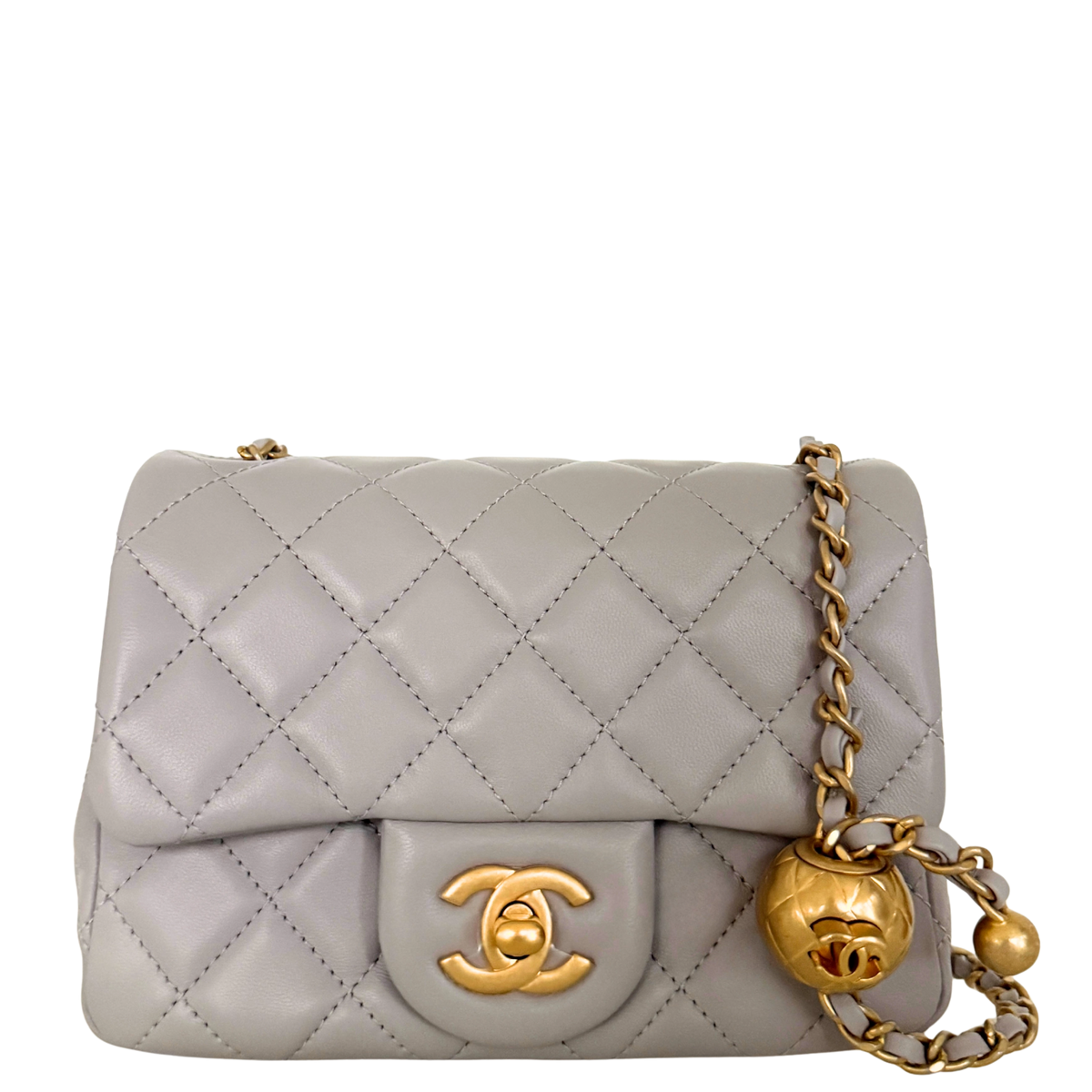 Chanel Kleine Pattentasche Lammleder und goldfarbenes Metall Hellgrau Fullset / neuwertig Chanel