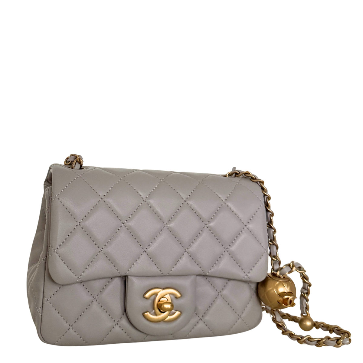 Chanel Kleine Pattentasche Lammleder und goldfarbenes Metall Hellgrau Fullset / neuwertig Chanel