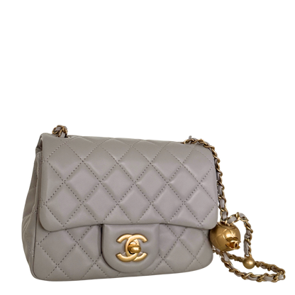 Chanel Kleine Pattentasche Lammleder und goldfarbenes Metall Hellgrau Fullset / neuwertig Chanel