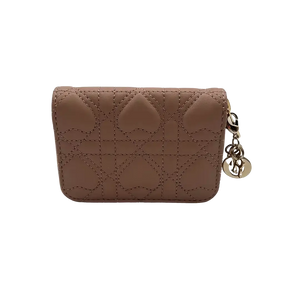 Dior kleine Lady Dior Voyageur Portemonnee roze Cannage lamsleer hartmotief gelimiteerd