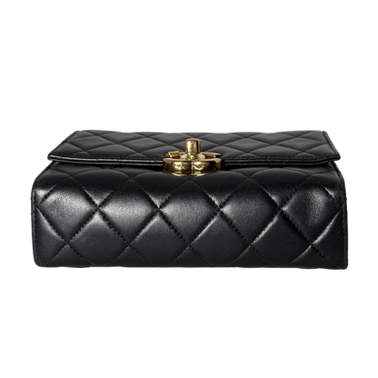 Chanel Matelassé Schultertasche mit goldener Hardware Schwarz / sehr gut Chanel