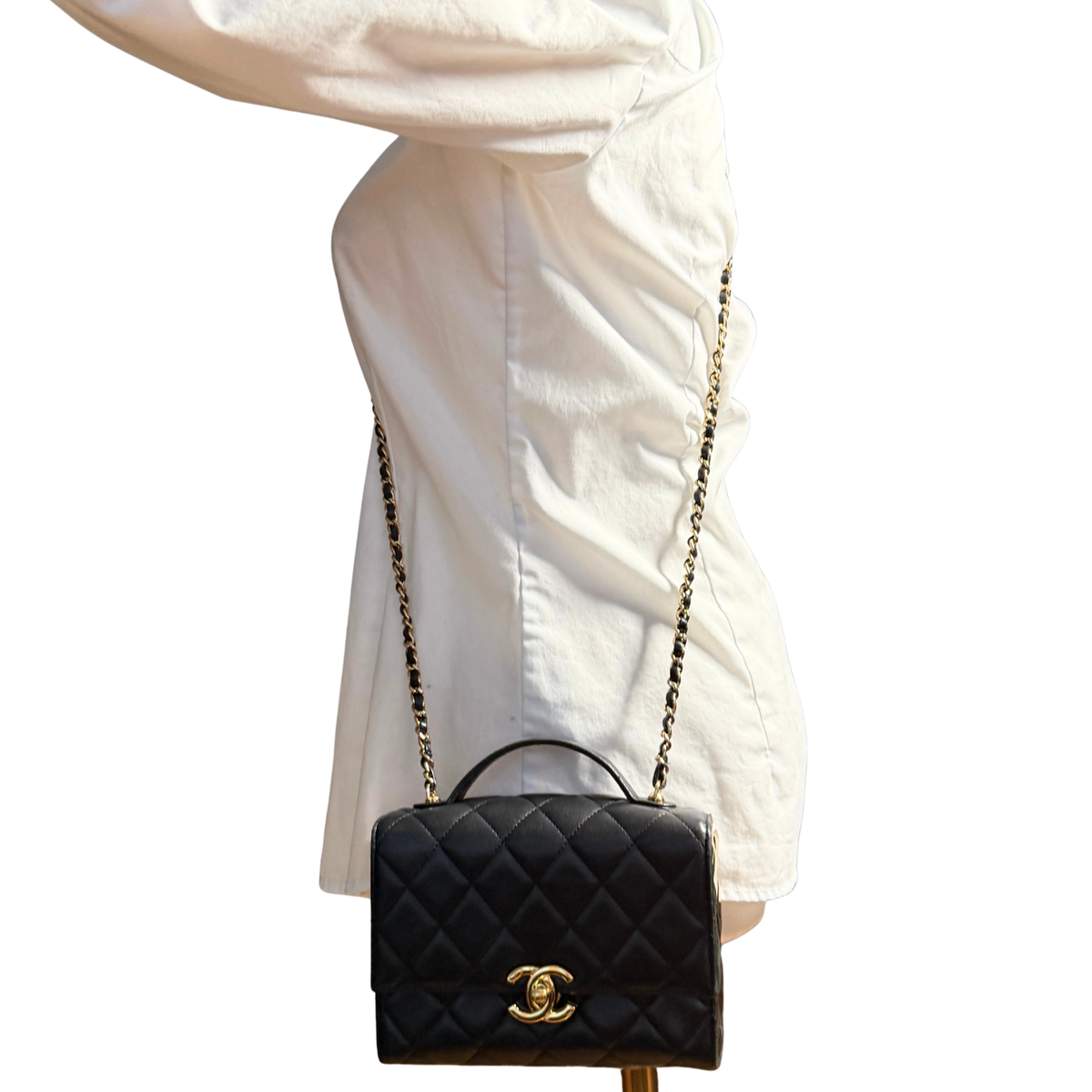 Chanel Matelassé Schultertasche mit goldener Hardware Schwarz / sehr gut Chanel