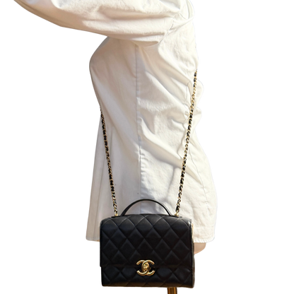 Chanel Matelassé Schultertasche mit goldener Hardware Schwarz / sehr gut Chanel