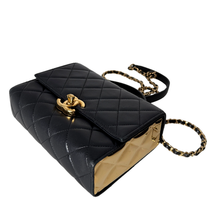 Chanel Matelassé Schultertasche mit goldener Hardware Schwarz / sehr gut Chanel